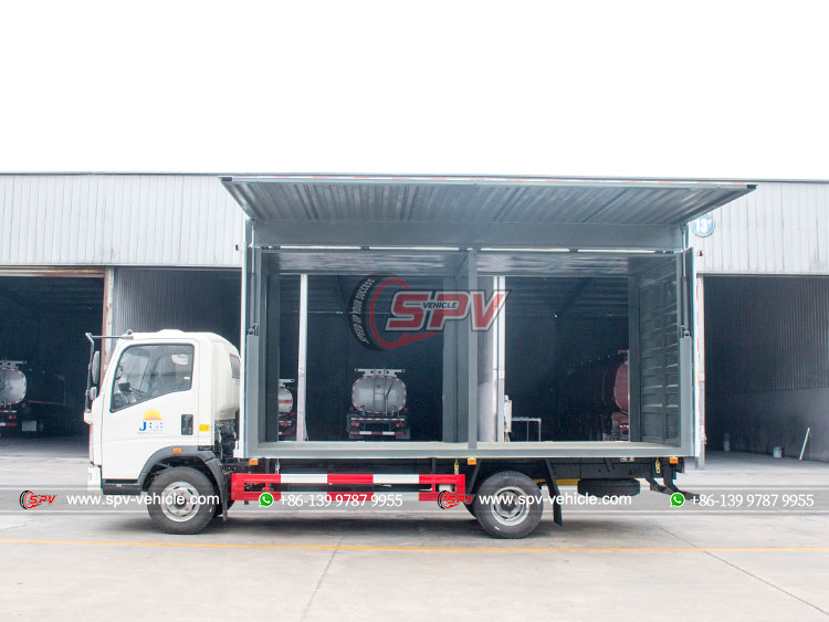 4x2 Wing-Type Truck HOWO - Left Side